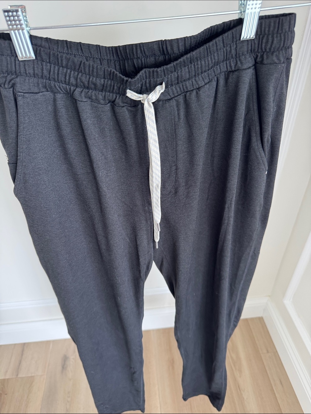 Vuori Black Jogger Sweatpants with Contrast Drawcord